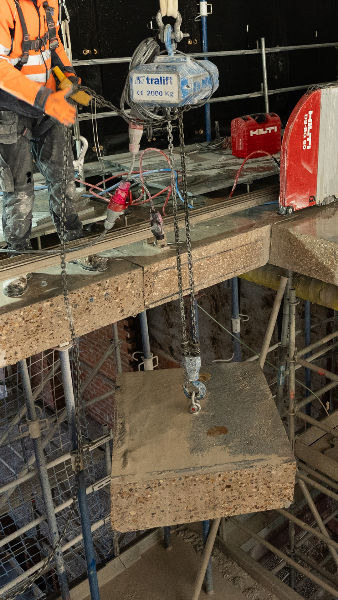 Equipo de Ansara Taladros realizando corte de hormigón en obra de Madrid