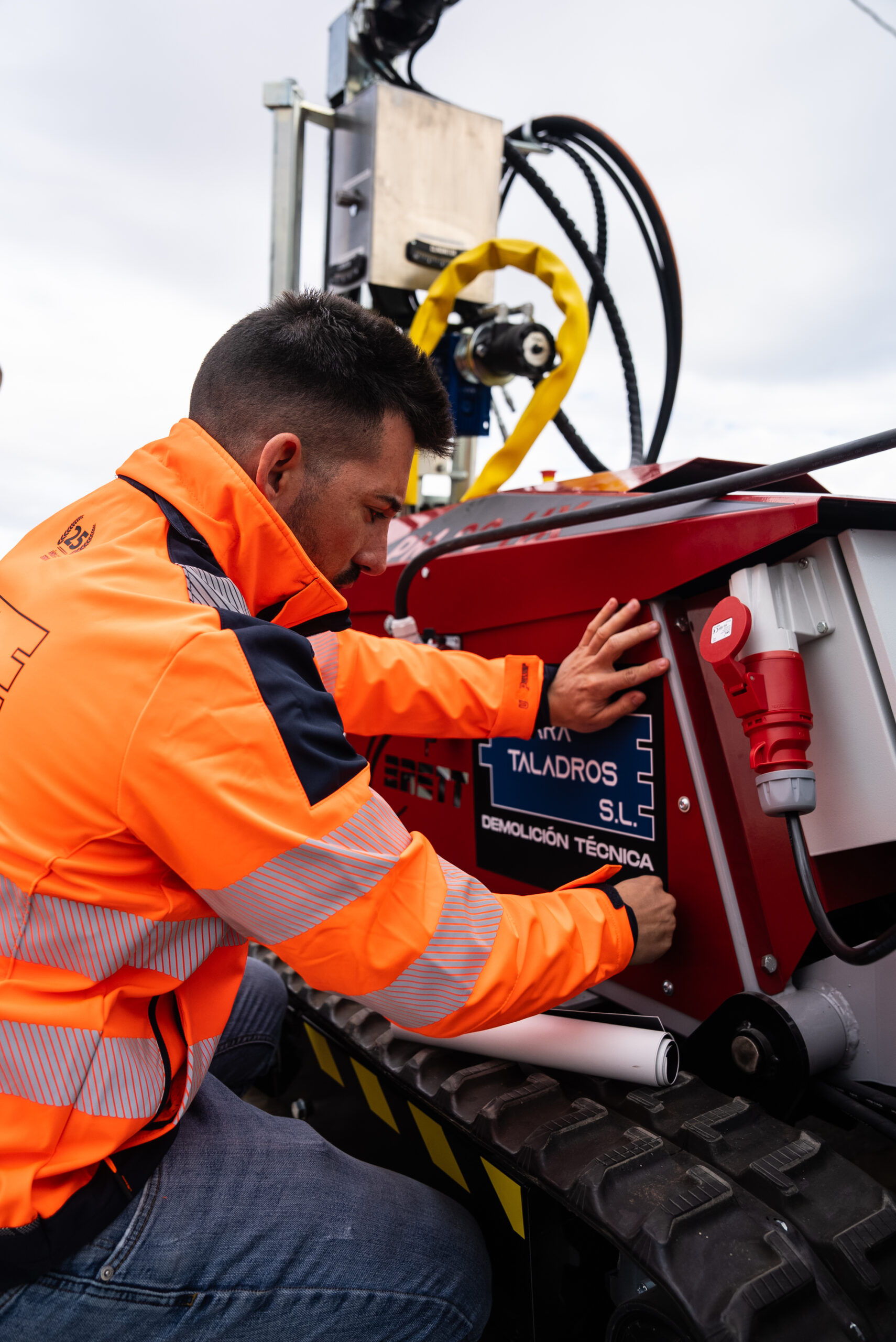 Instalación de anclaje estructural químico en hormigón