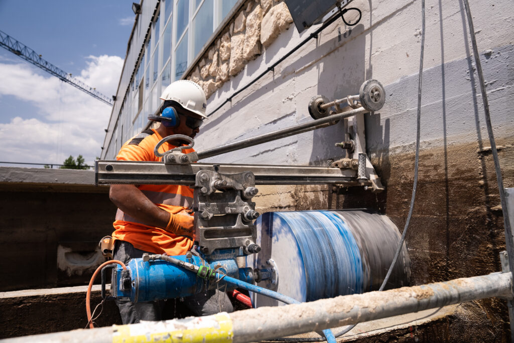 Rozas y aperturas de canales en hormigón para instalaciones (electricidad, fontanería, clima)