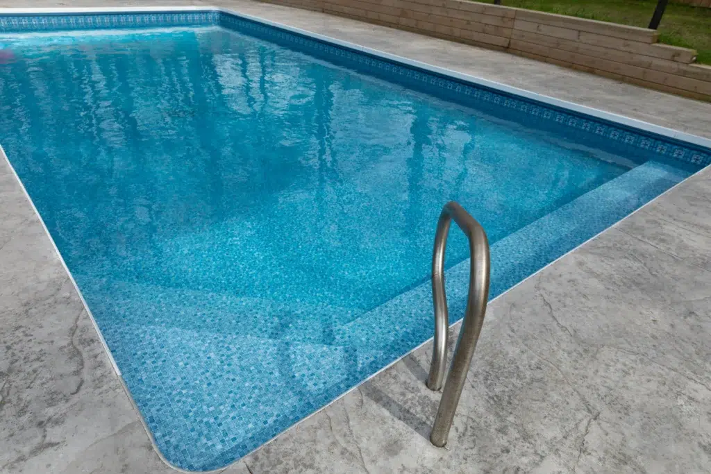 Corte y demolición de piscinas de hormigón