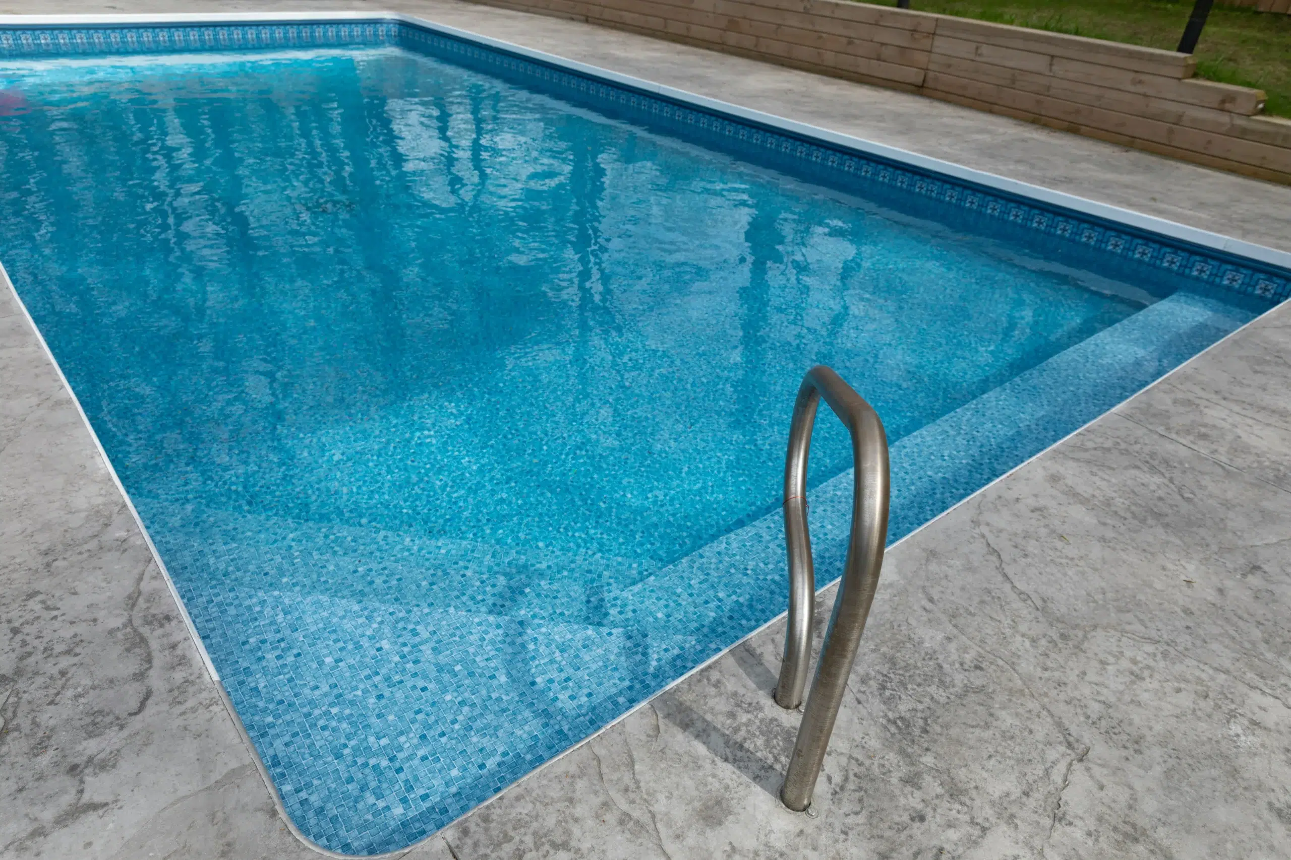 Corte y demolición de piscinas de hormigón